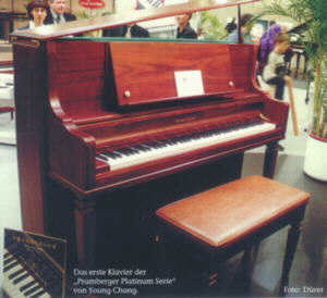 JP 121S - Das erste Klavier der "Pramberger Platinum Serie" von Young Chang.